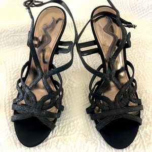 🖤👠Beautiful NINA Classy Low Satin Heels. Open Toed. Brand New. Has a ✨ Sparkle